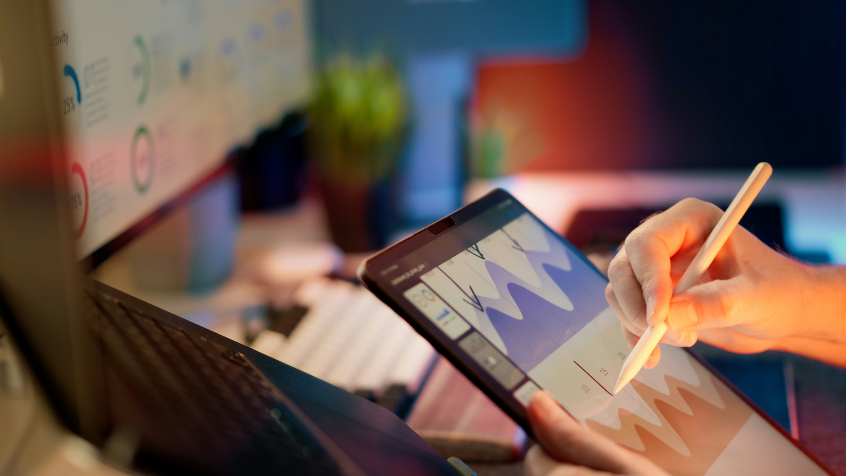 Reisender nutzt ein Smartphone